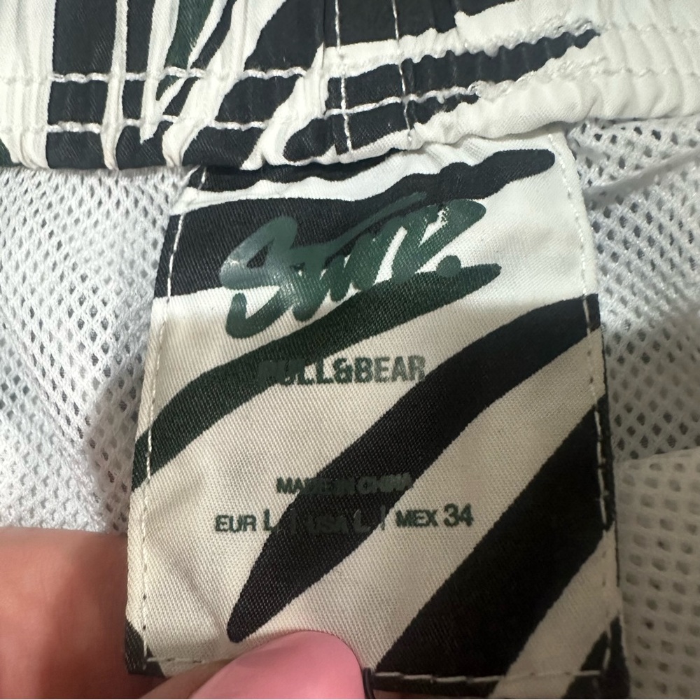 Pull & Bear Leaf Printed Swim Shorts White Black Tropical Large - Picture 4 of 8